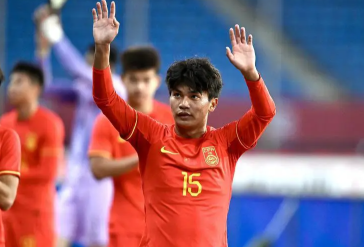 mk体育官网-一针见血？名宿为国足19岁神童喊冤：他能拿球组织，被教练用废了